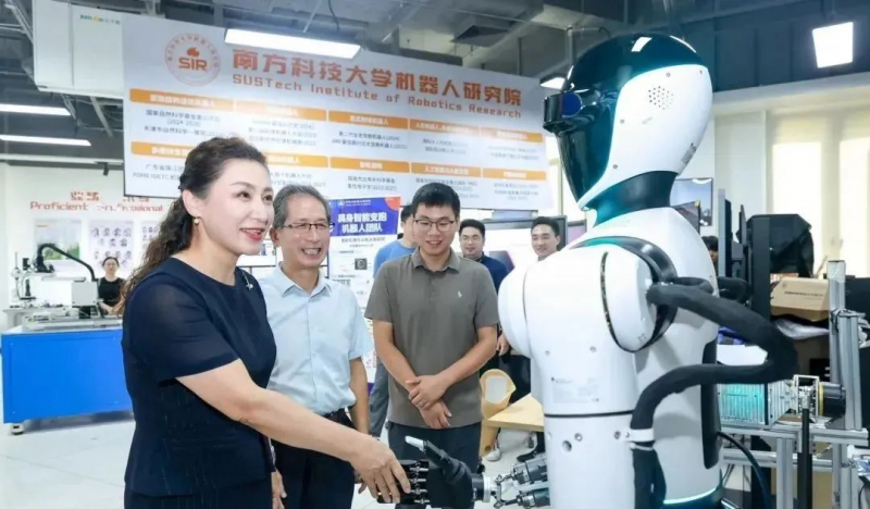 深圳首个完全由高校独立研发的人形机器人，南方科技大学“南科盘古”亮相(图1)